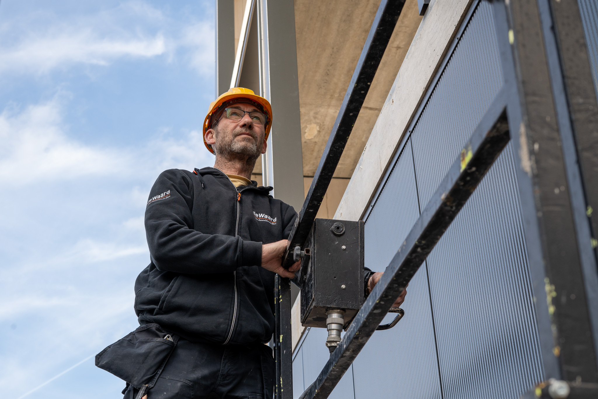 Eimert de Waard aan het werk op een gevelbekleding — zelfstandig vakman in onderhoud en bouw