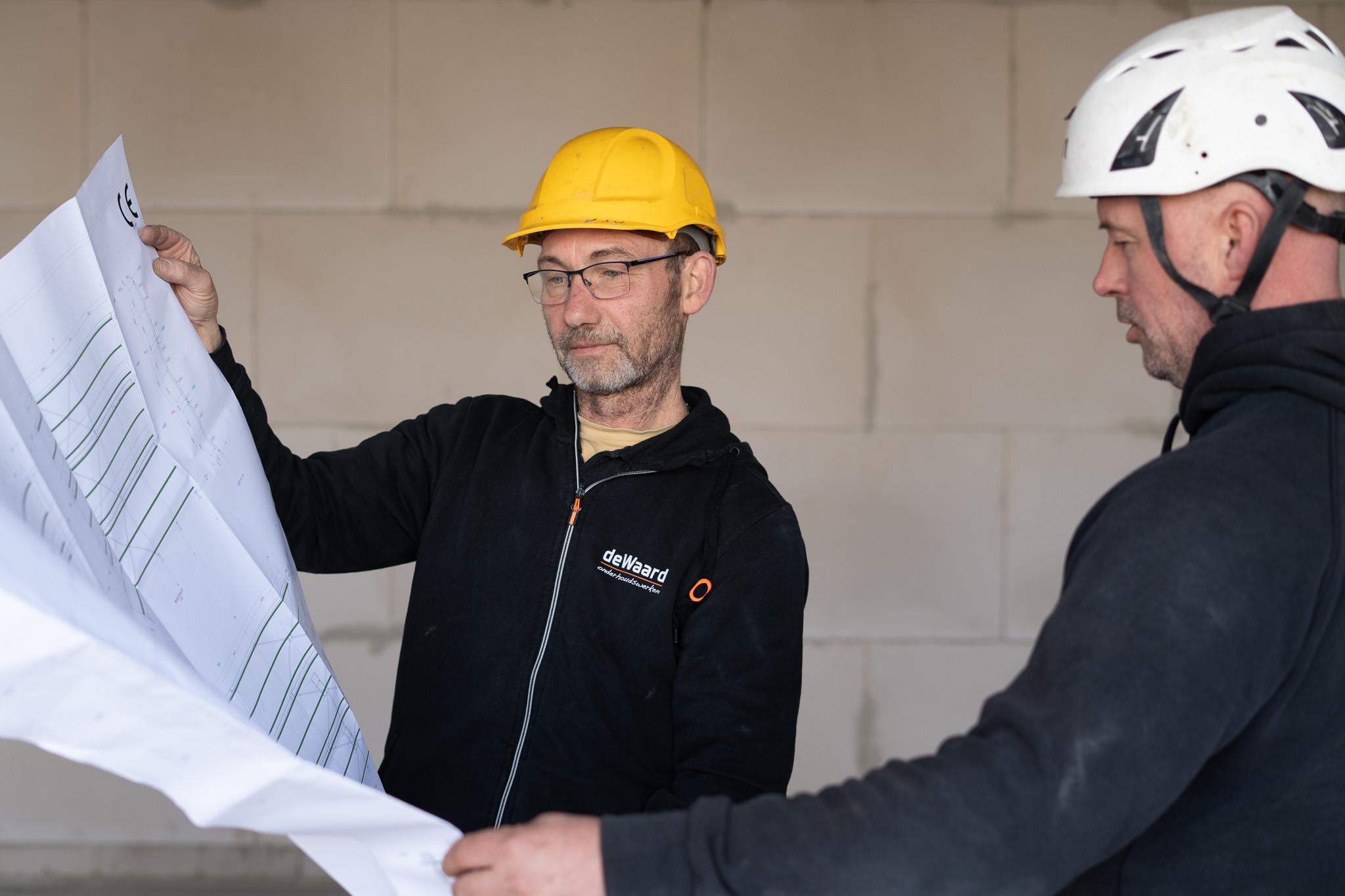 De Waard Onderhoudswerken in overleg over de tekeningen
